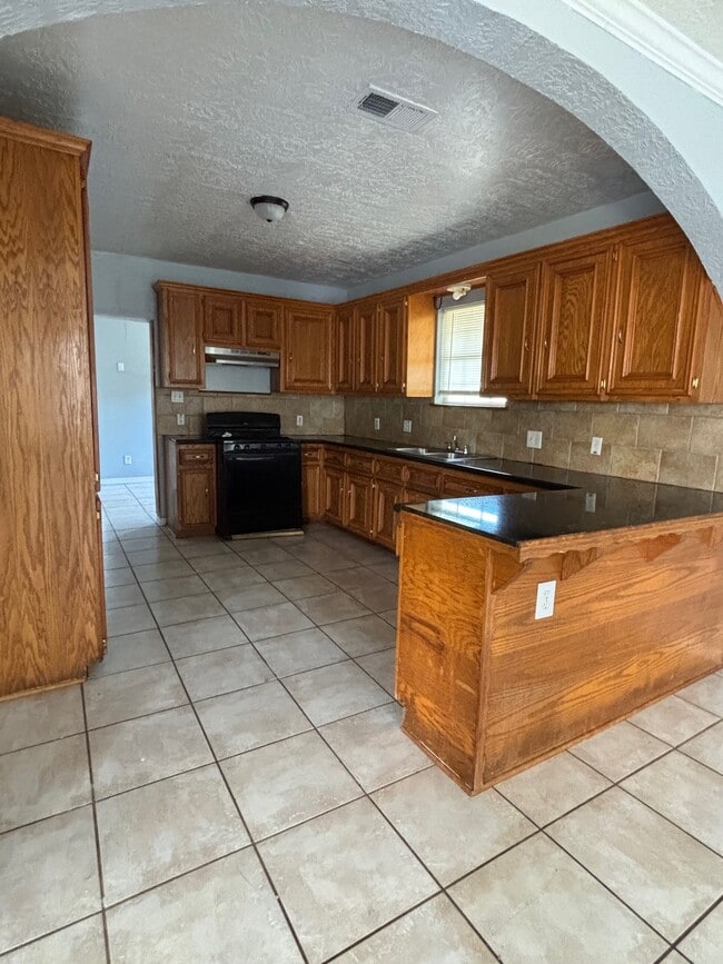 property at 818 N Commerce St