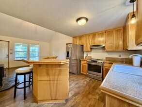 300 Colonial Dr in Grants Pass, OR - Building Photo - Building Photo