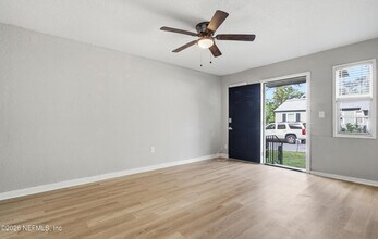 5931 Wilmar Rd W in Jacksonville, FL - Foto de edificio - Building Photo