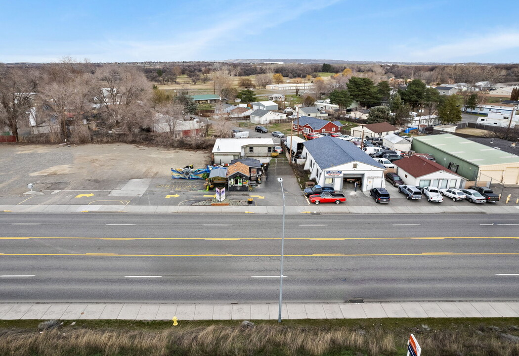 4298 W Van Giesen St in West Richland, WA - Building Photo