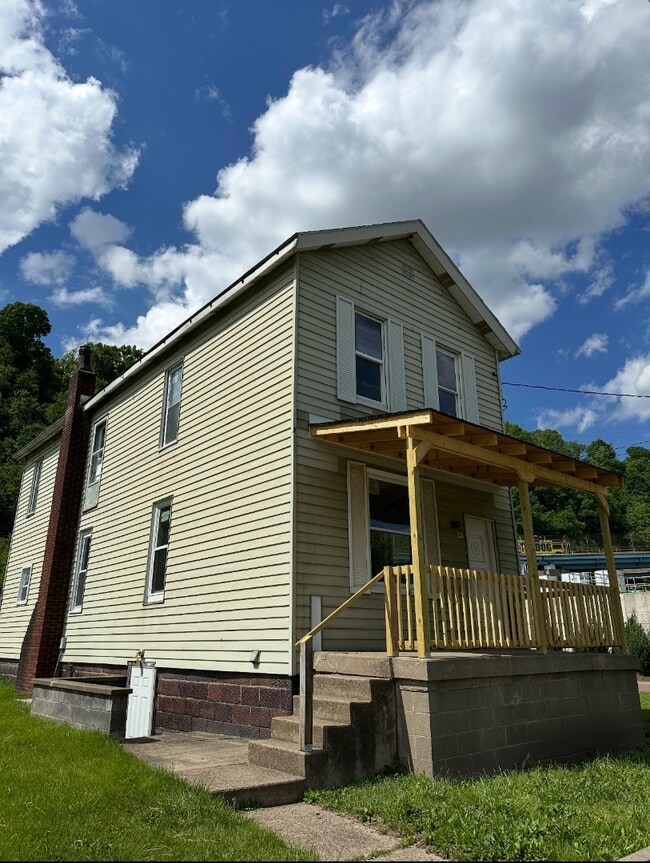 302 1st St in West Elizabeth, PA - Building Photo - Building Photo