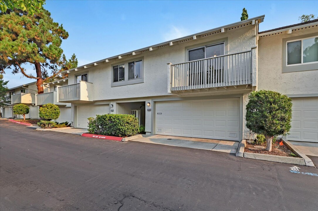 20189 NW Square in Cupertino, CA - Foto de edificio