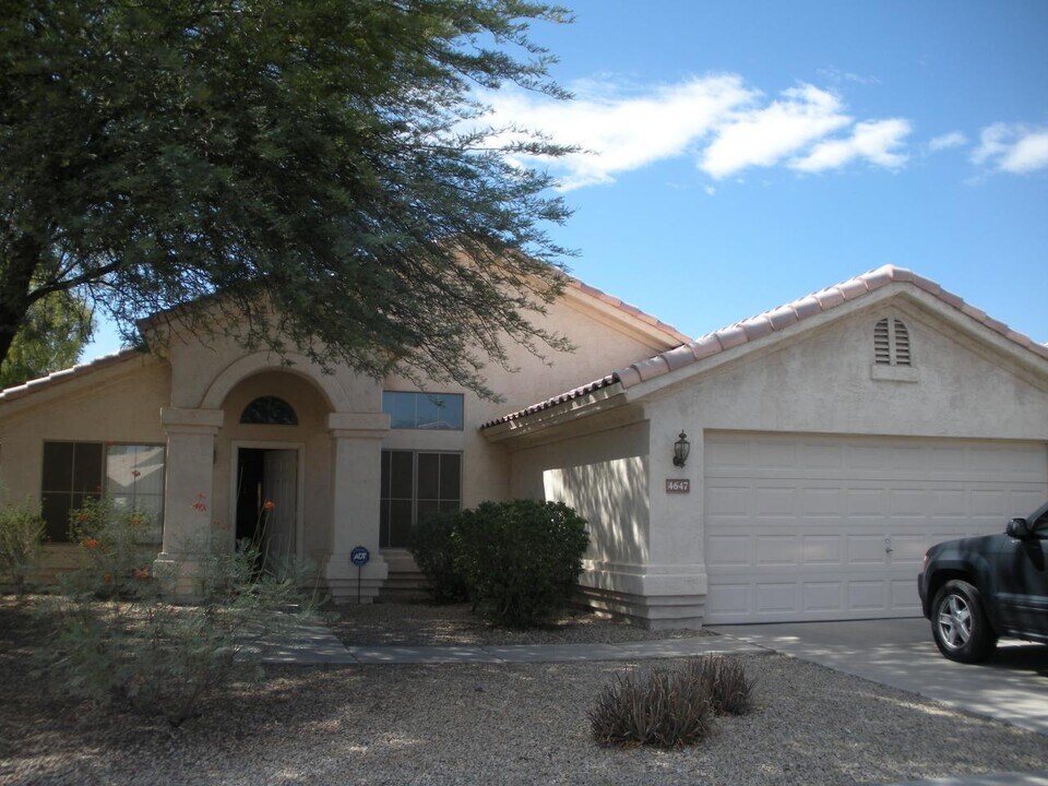 4647 E Goldfinch Gate Ln in Phoenix, AZ - Building Photo