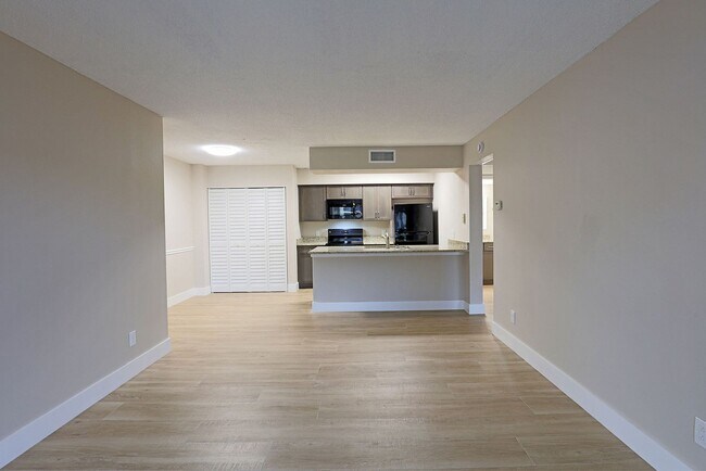 5329 Summerlin Rd in Ft. Myers, FL - Foto de edificio - Building Photo