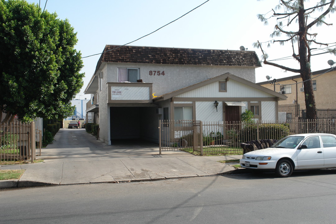 8754-8810 Tobias Ave in Panorama City, CA - Foto de edificio