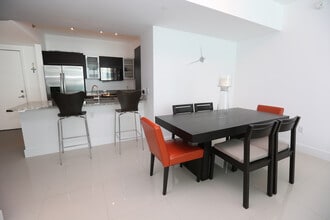 950 Brickell Bay Dr, Unit 1404 in Miami, FL - Building Photo - Building Photo