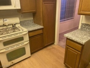 321 S Bent Creek Dr in Las Vegas, NV - Building Photo - Building Photo