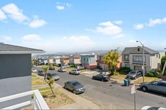 52 Avalon Dr, Unit 3 Bedroom in Daly City, CA - Building Photo - Building Photo