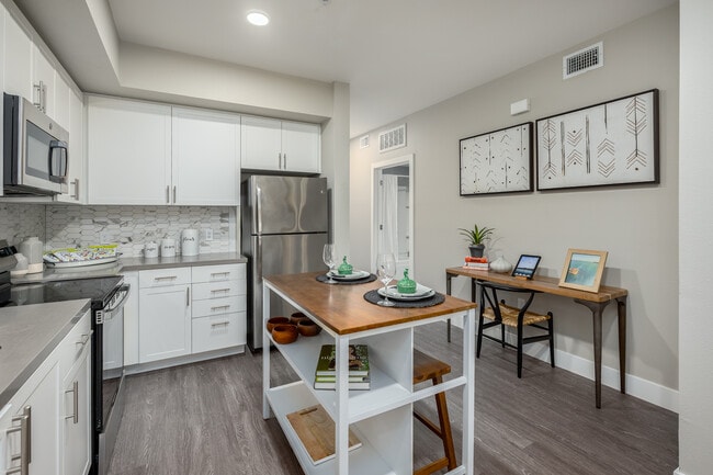 Gio in Sacramento, CA - Foto de edificio - Interior Photo