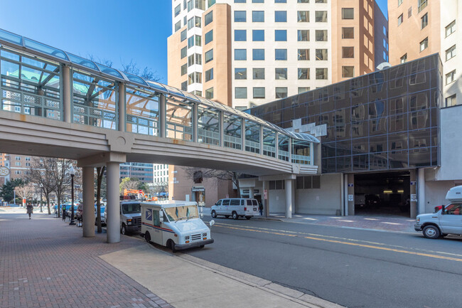 The Alta Vista in Arlington, VA - Foto de edificio - Building Photo