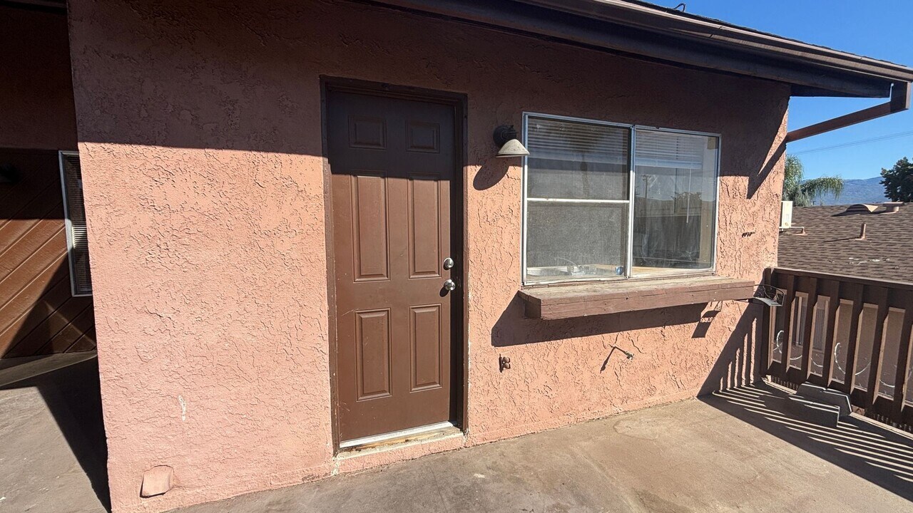 852 Douglas Ct in Hemet, CA - Building Photo