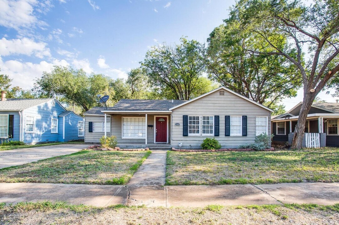 3306 29th St in Lubbock, TX - Foto de edificio