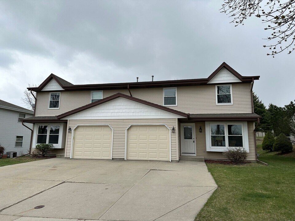 1447-1449-1449 W 2nd Ave in Port Washington, WI - Building Photo