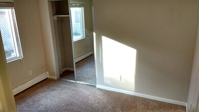 1027 Riverside Dr, Unit B in Waupaca, WI - Foto de edificio - Building Photo