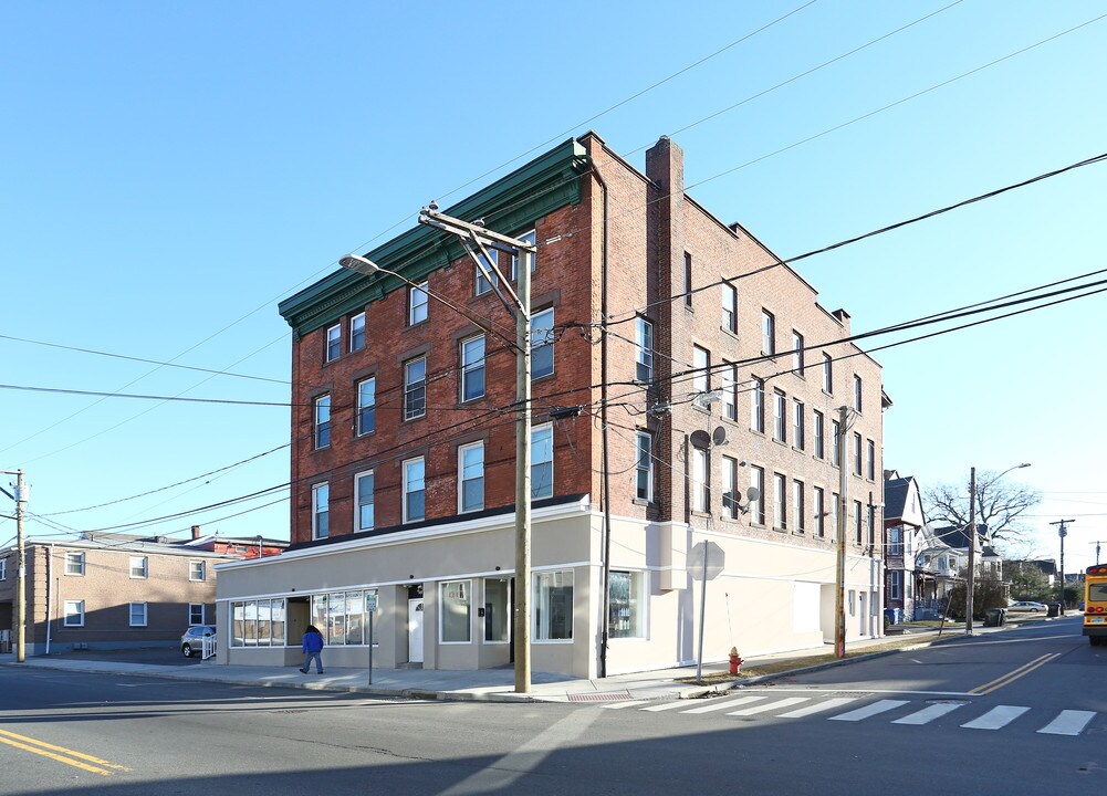 246 W Main St in Meriden, CT - Building Photo
