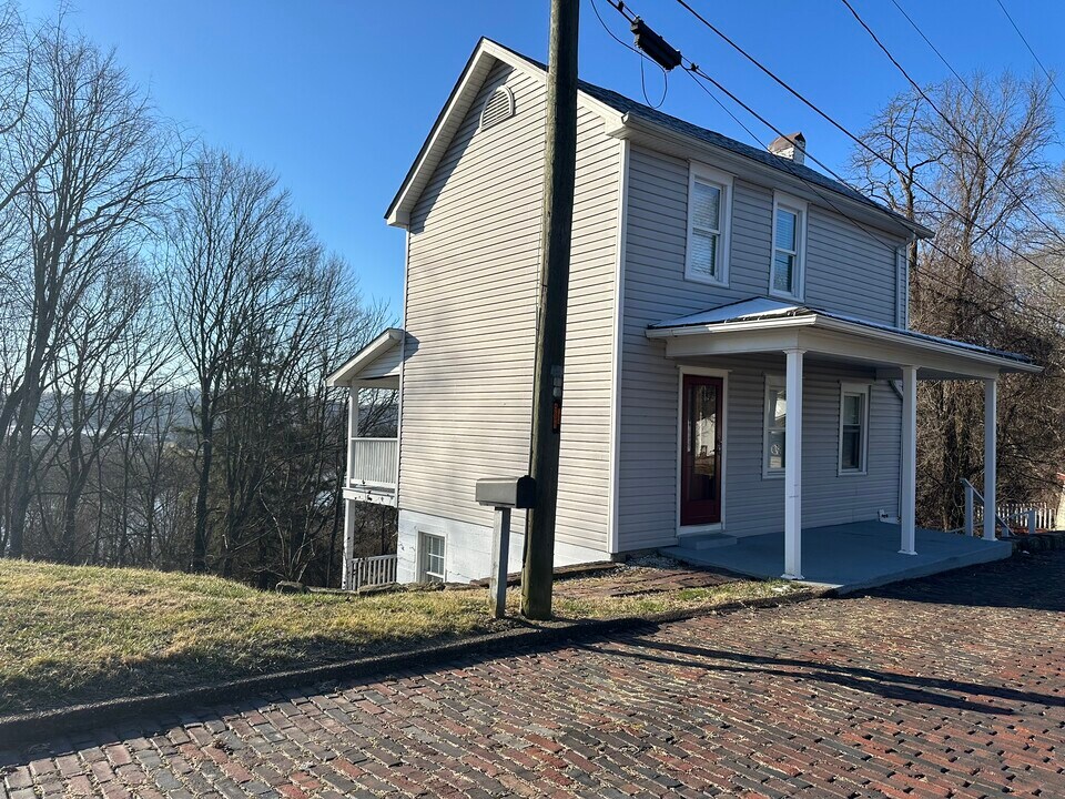102 High St in Pomeroy, OH - Building Photo