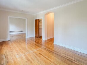 613 W Melrose St, Unit A2 in Chicago, IL - Building Photo - Building Photo