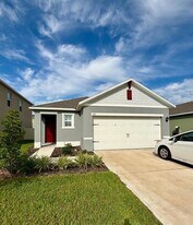 565 Park Pl Blvd in Davenport, FL - Building Photo