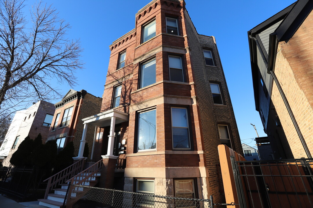 2320 W Armitage Ave in Chicago, IL - Building Photo