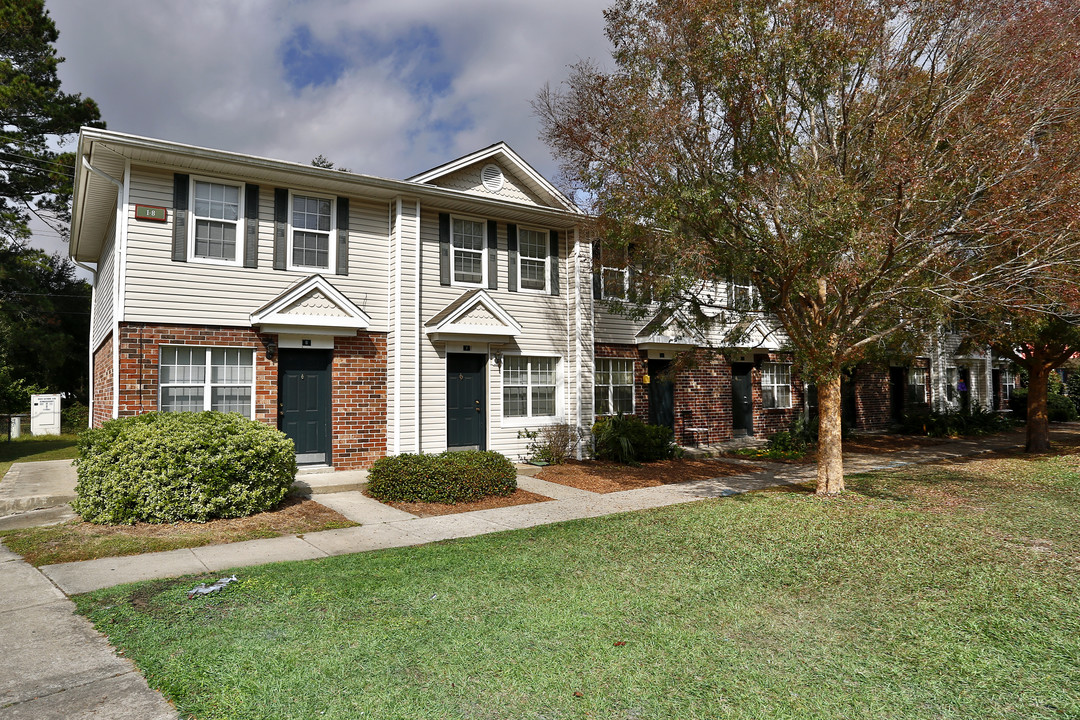 Live Oaks Apartments in Savannah, GA - Building Photo