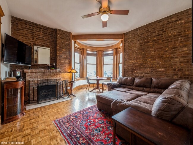 2800 N Pine Grove Ave in Chicago, IL - Building Photo - Building Photo