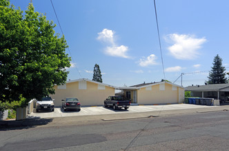 408 Keller St in Petaluma, CA - Building Photo - Building Photo