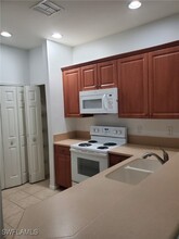 4239 Liron Ave-Unit -202 in Ft. Myers, FL - Foto de edificio - Building Photo