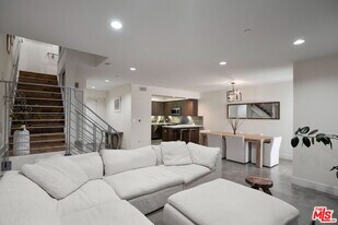 11023 Fruitland Dr in Los Angeles, CA - Building Photo