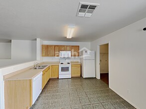 3302 S 66th Ln in Phoenix, AZ - Foto de edificio - Building Photo