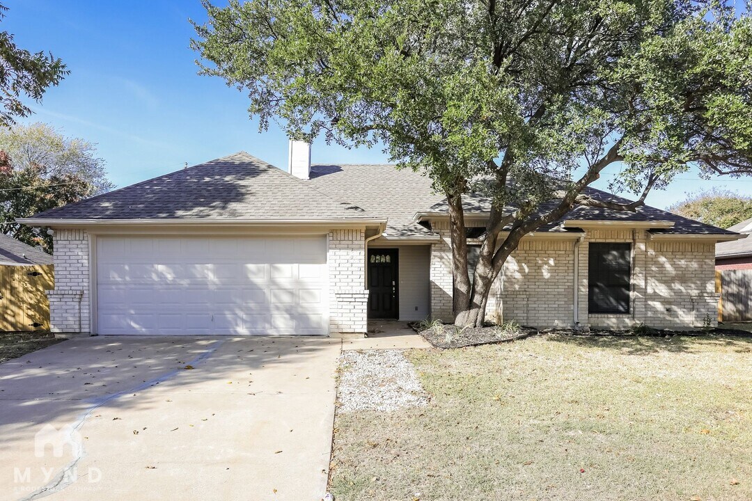 521 Pleasant Valley Dr in Burleson, TX - Building Photo
