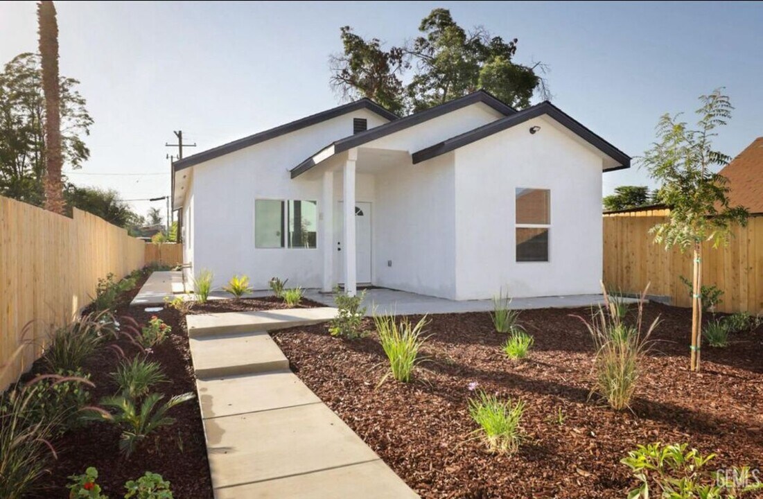 310 Ohio Dr in Bakersfield, CA - Building Photo
