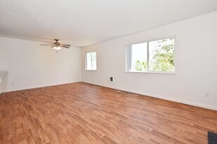 12375 Mt Jefferson Terrace, Unit 7D in Lake Oswego, OR - Building Photo
