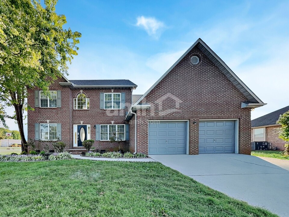 7525 Saddlebrooke Dr in Knoxville, TN - Foto de edificio