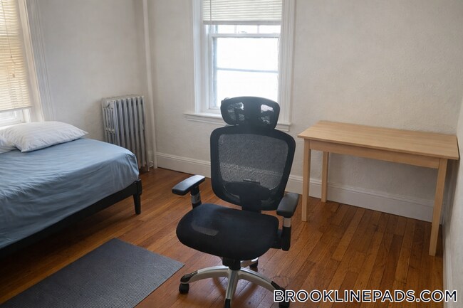 9 James St, Unit 1 in Brookline, MA - Building Photo - Building Photo