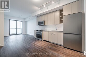 2075 Lakeshore Rd. in Burlington, ON - Building Photo - Building Photo