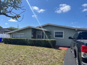 7740 NW 11th St in Pembroke Pines, FL - Building Photo - Building Photo