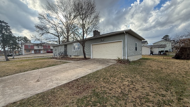 property at 1601 N Oak St