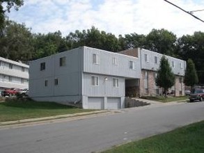 Siu-Ng Apartments in Council Bluffs, IA - Building Photo - Building Photo