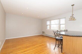 300 Wilson Rd in Springfield, NJ - Foto de edificio - Building Photo