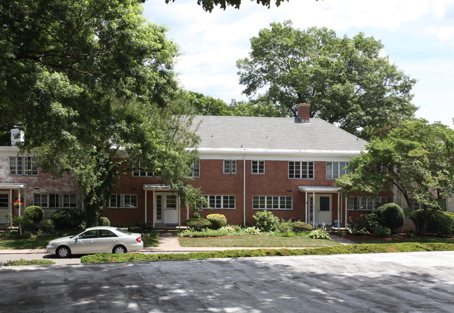 Lakeshore Apartments in Hamden, CT - Building Photo - Building Photo