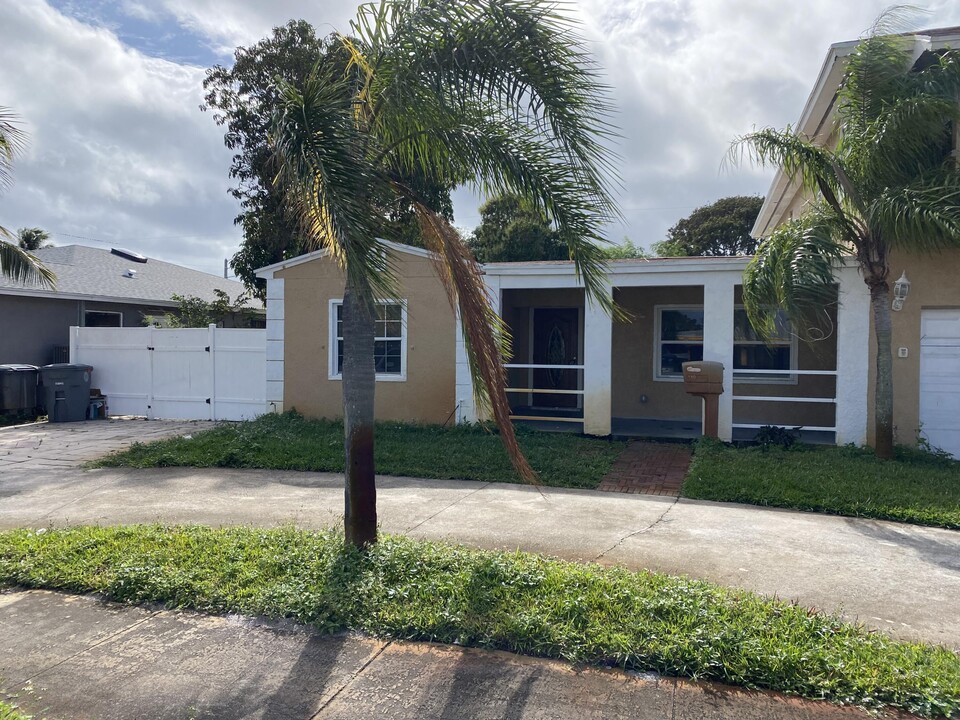 330 Cypress Dr in West Palm Beach, FL - Building Photo