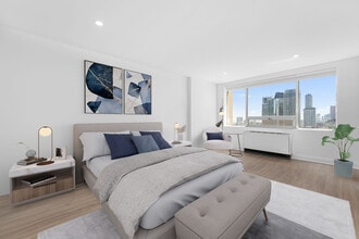 44 Charles West in Manulife Centre in Toronto, ON - Building Photo - Building Photo