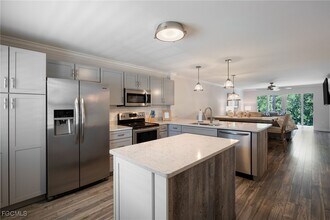 3021 Sandpiper Bay Cir in Naples, FL - Foto de edificio - Building Photo