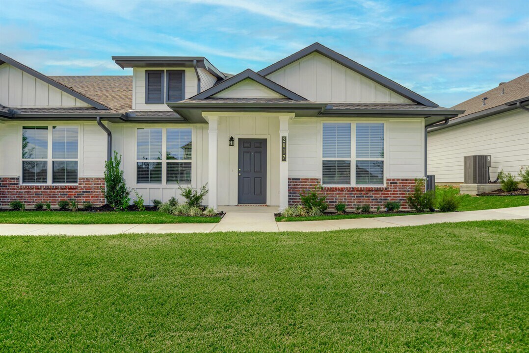 1136 Trellis Pass in Brenham, TX - Building Photo