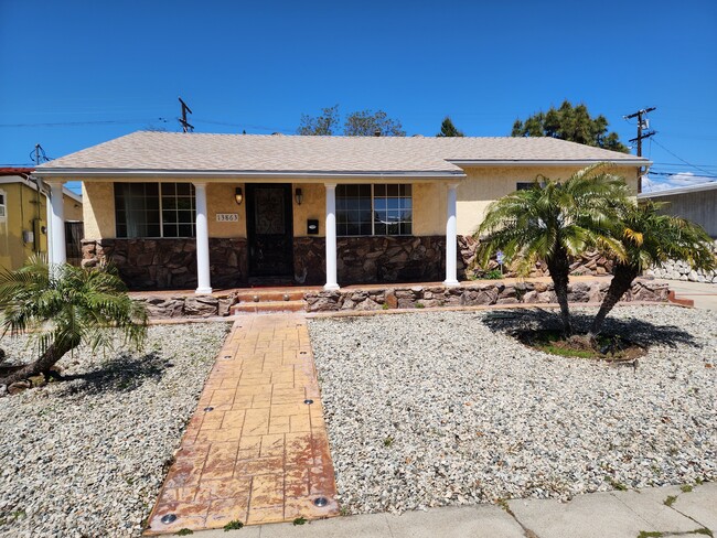 13863 Burton St in Panorama City, CA - Building Photo - Building Photo