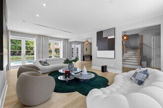 2887 Pine Tree Dr in Miami Beach, FL - Building Photo - Building Photo