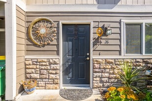 Twin Oaks in Portland, OR - Building Photo