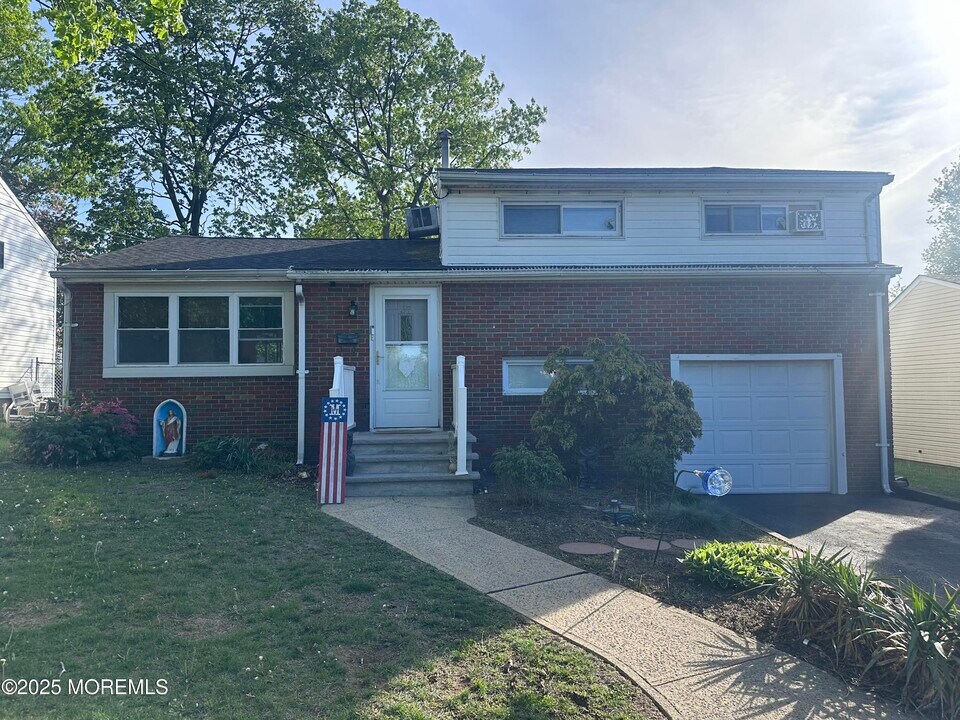 37 Florence Dr in Sayreville, NJ - Building Photo