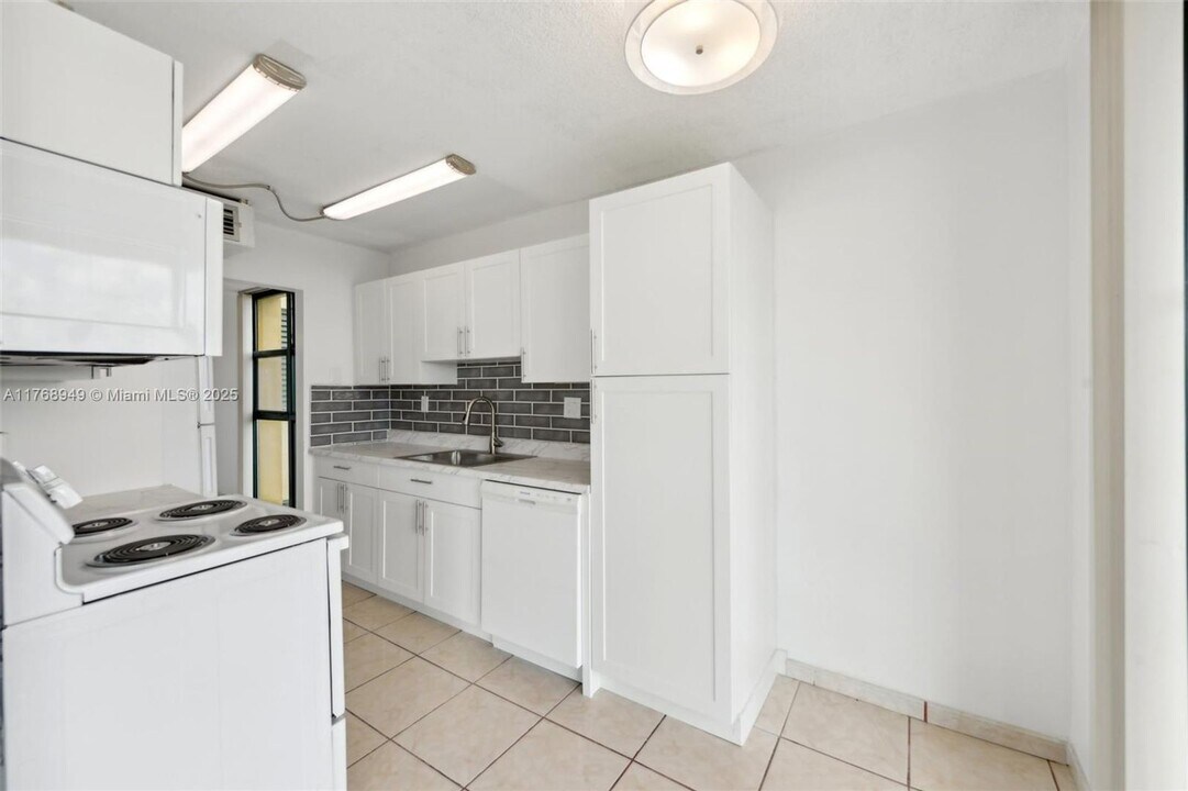 11750 SW 18th St in Miami, FL - Building Photo