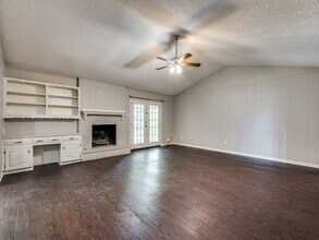 2025 Cedar Valley Ln in Dallas, TX - Foto de edificio - Building Photo